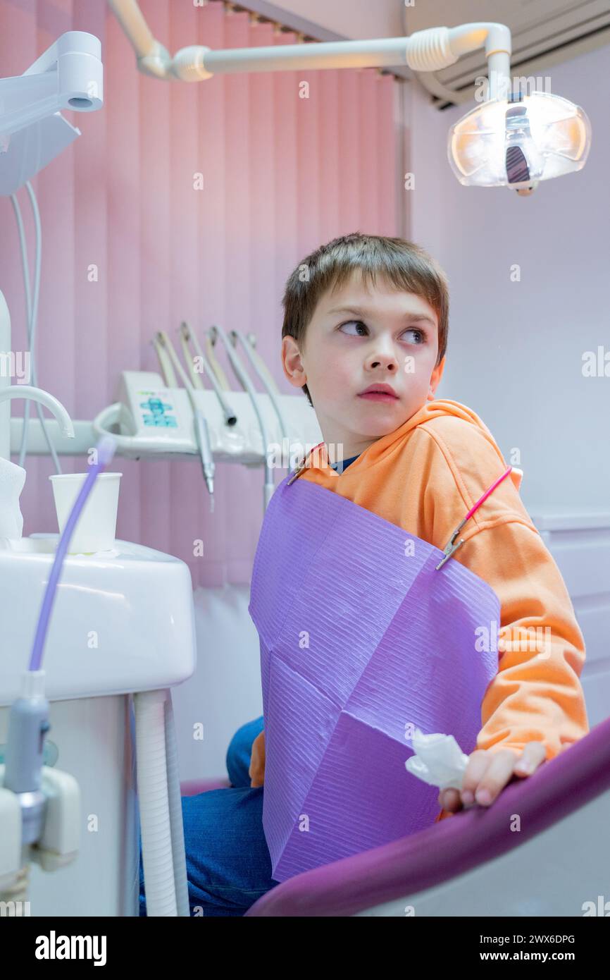 Un ragazzo dal dentista che sembra preoccupato Foto Stock