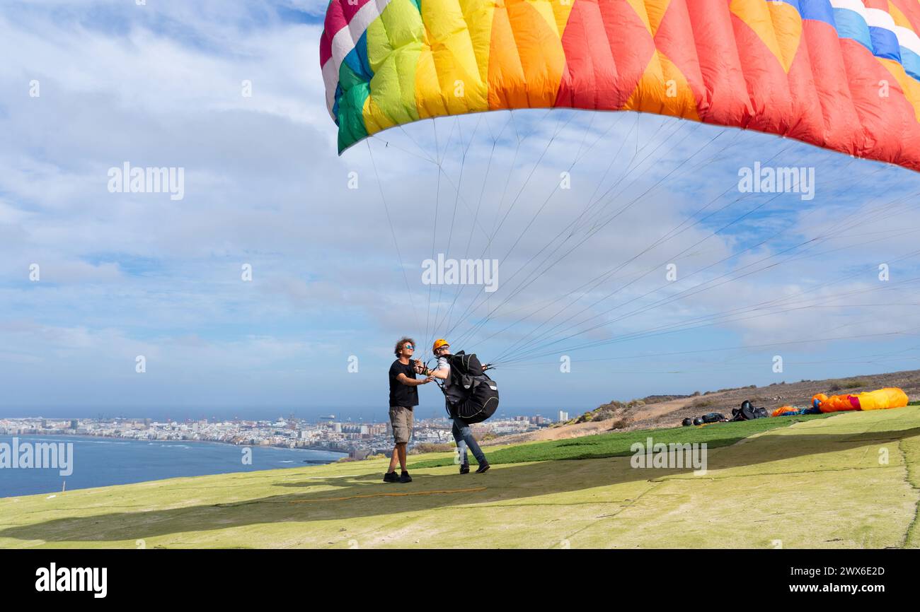 Principianti parapendio che imparano a parapendio con un insegnante Foto Stock