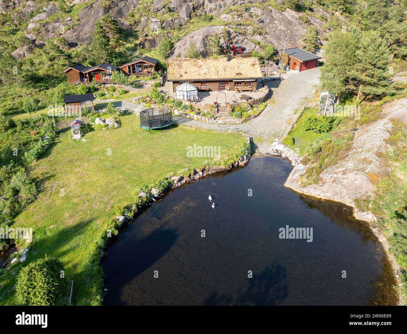 Tipica località di villeggiatura con un lago sulle montagne della Norvegia Foto Stock