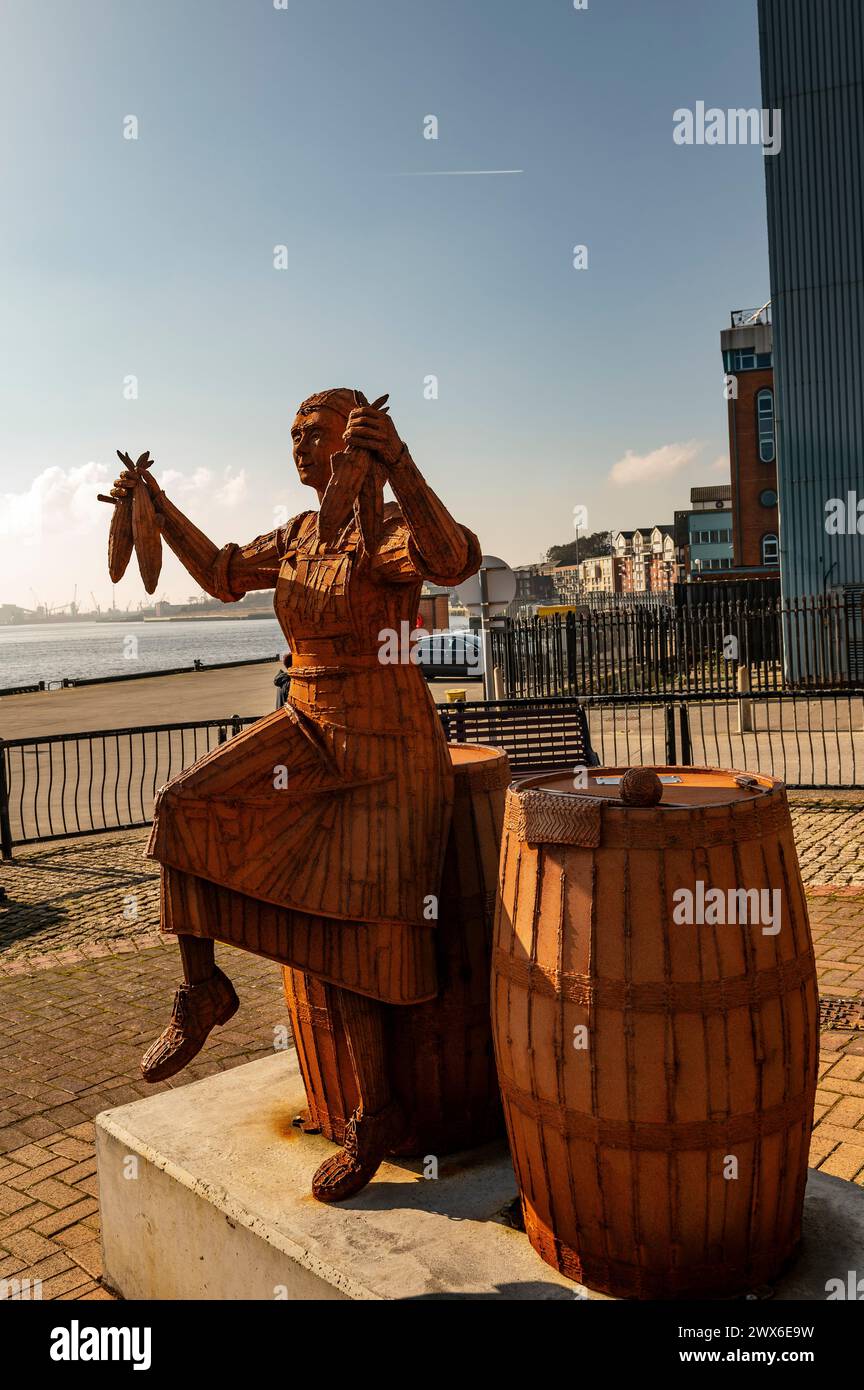 Statua in onore delle laboriose ragazze aringhe che facevano il lavoro di preparare le aringhe quando i pescatori tornavano dal mare con il loro pescato Foto Stock