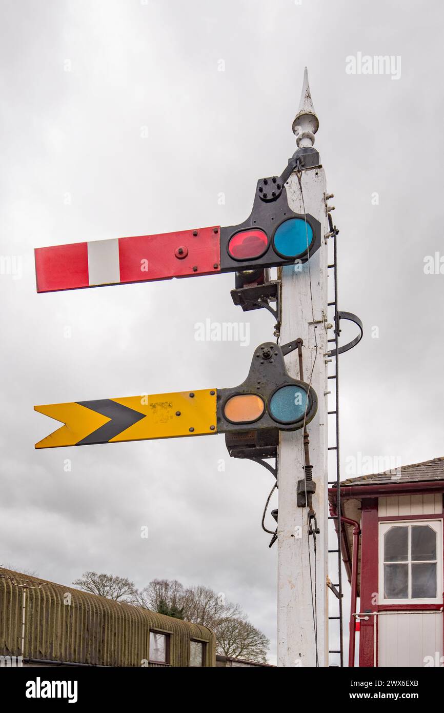 Segnale di semaforo in un sito non operativo adiacente alla stazione ferroviaria Settle, North Yorkshire, Yorkshire Dales. Foto Stock