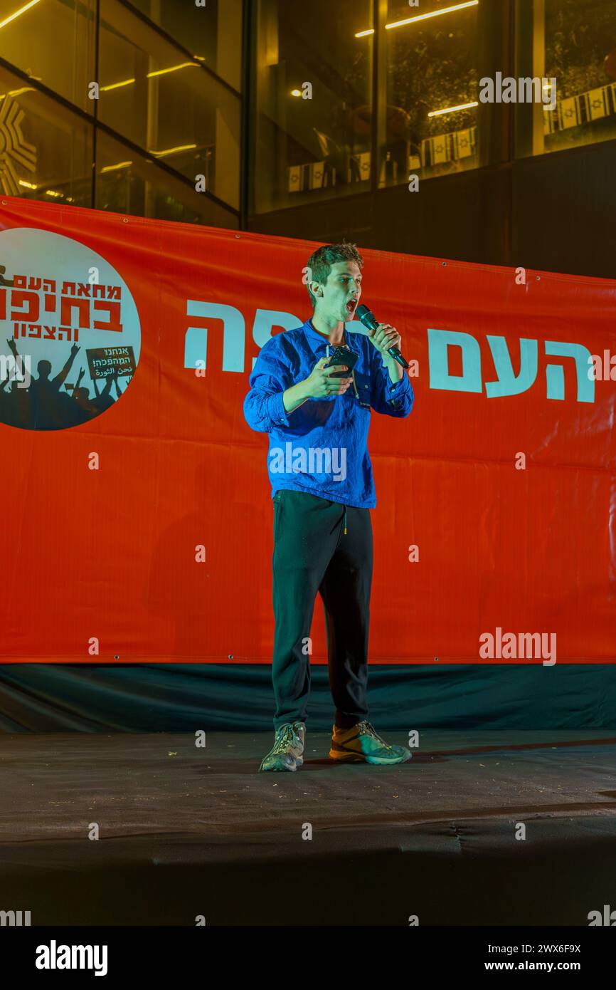 Haifa, Israele - 23 marzo 2024: Il rappresentante dei giovani Lavi ispira la folla, parte di un'assemblea di protesta contro il governo, Haifa, Israele Foto Stock