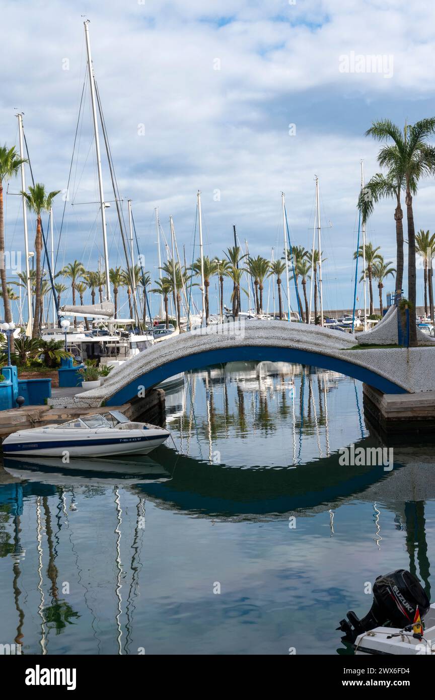 Vale la pena visitare il villaggio turistico Benalmádena in Spagna e il porto Foto Stock