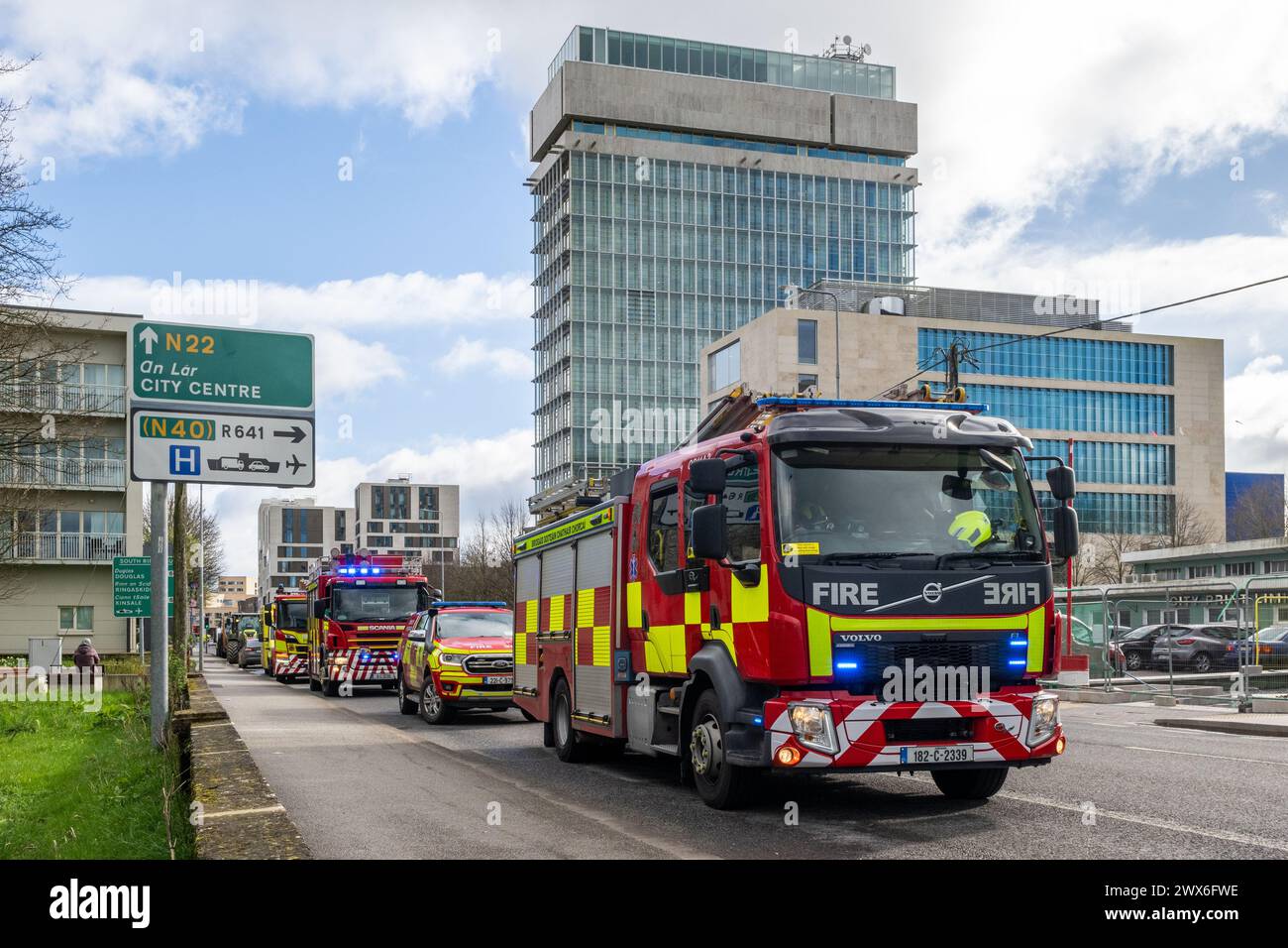 Motori antincendio a una chiamata di emergenza a Cork, Irlanda. Foto Stock