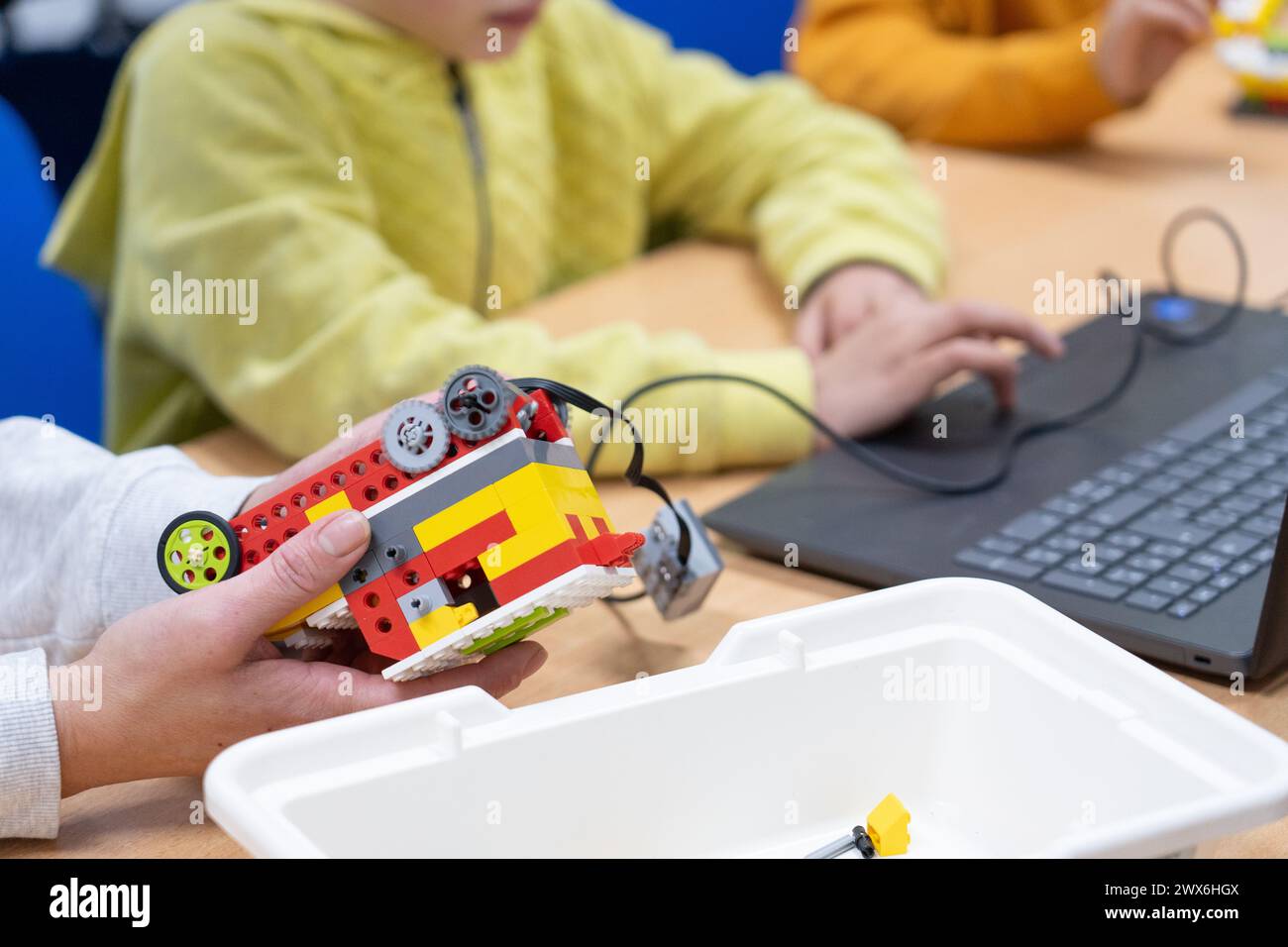 Ragazzo che impara a programmare in un laboratorio di robotica Foto Stock