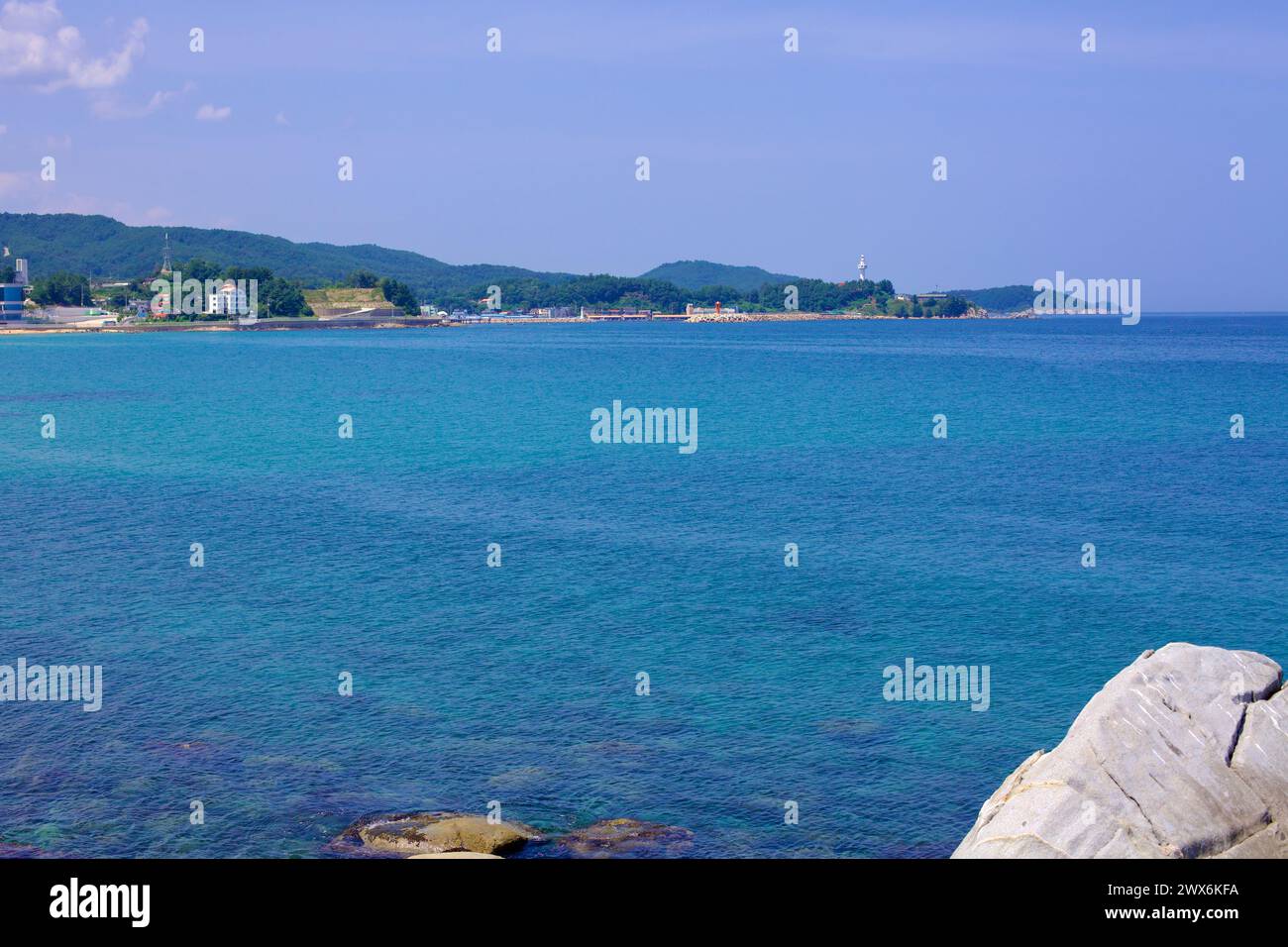 Contea di Goseong, Corea del Sud - 31 luglio 2019: Affacciato sulle acque azzurre vicino a Chodo Beach, la vista cattura verdi colline e una roccia solitaria nel Foto Stock