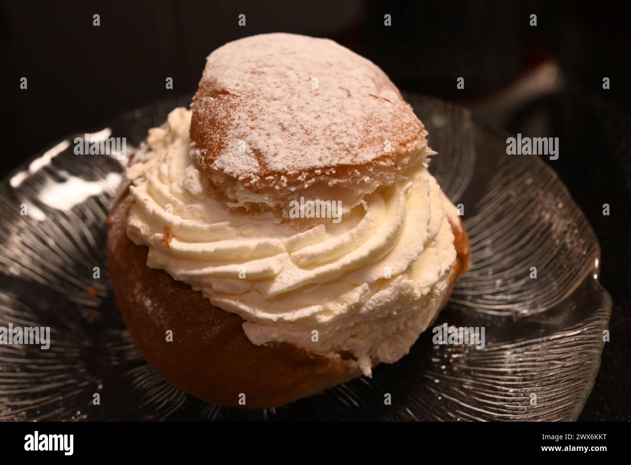 Semla, panino pasquale svedese ripieno di pasta di mandorle e panna montata, tradizione martedì grasso. Foto Stock