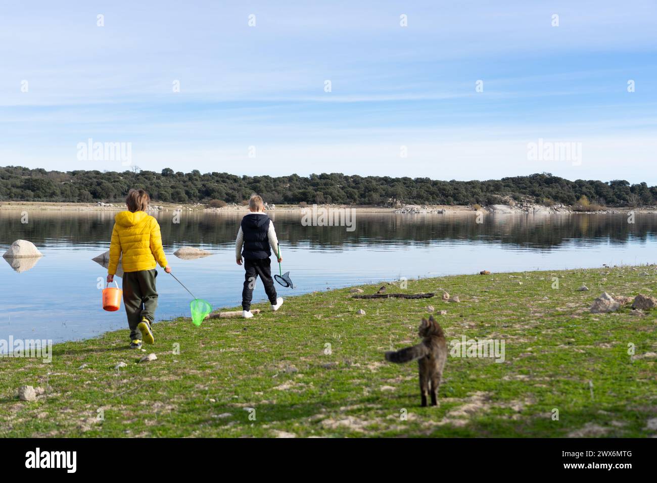 Bambini che giocano in un lago nella natura Foto Stock