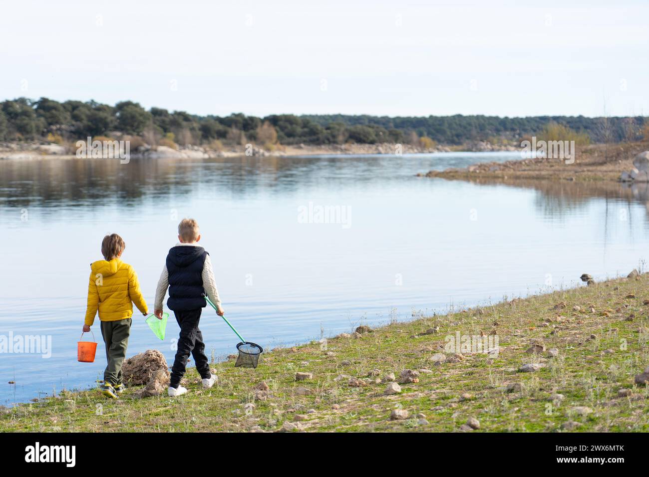 Due bambini che trascorrono una giornata nella natura in un lago Foto Stock
