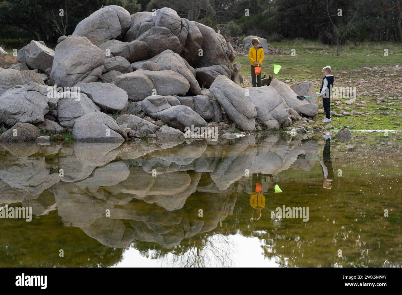 Due bambini che giocano in un lago nella natura Foto Stock