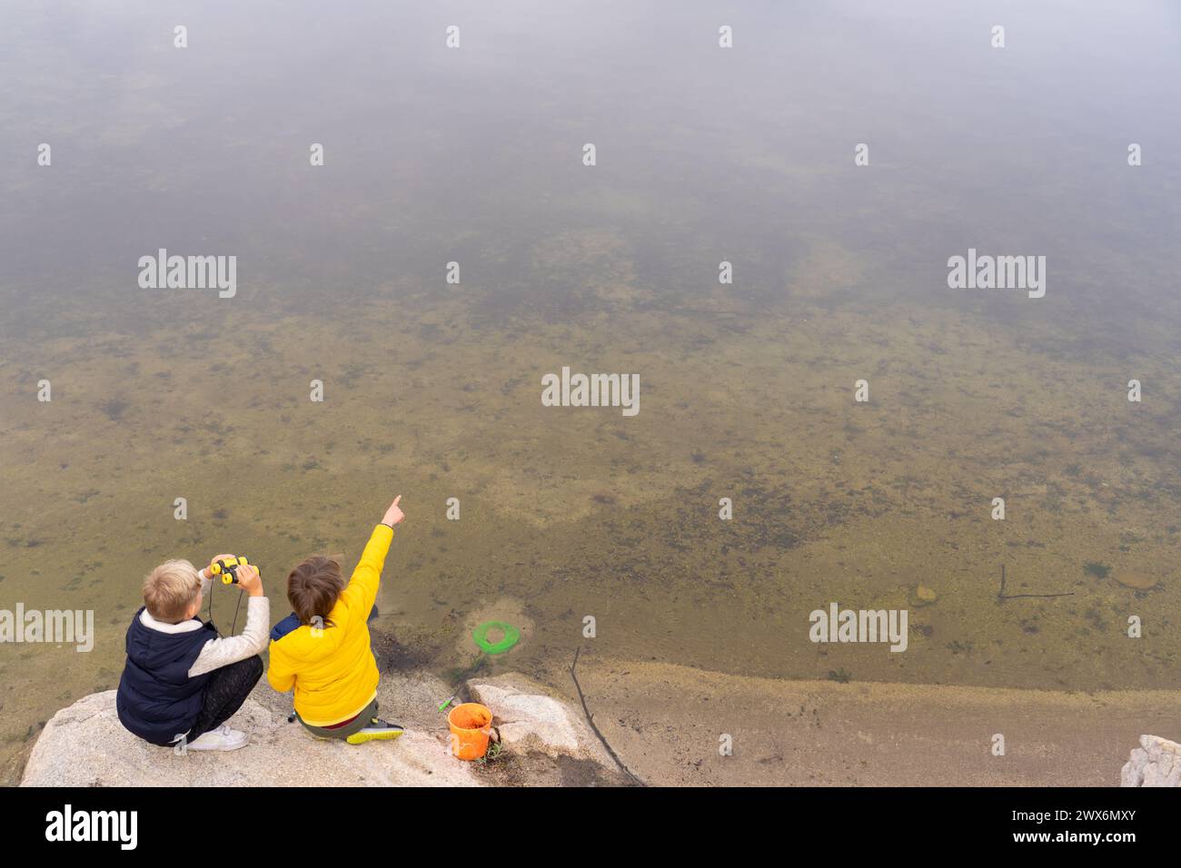Due bambini che giocano in un lago insieme Foto Stock