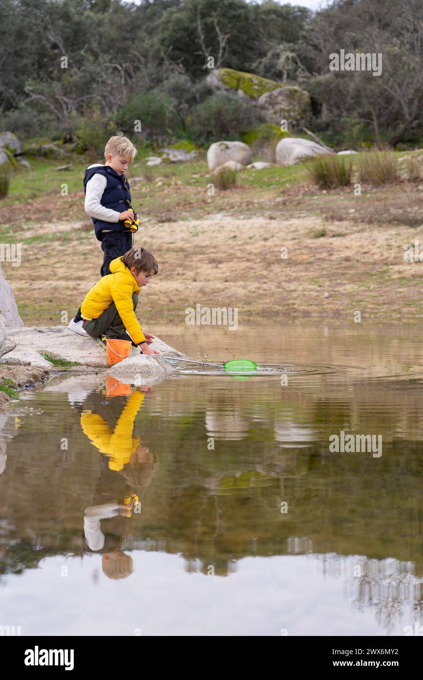 Bambini che giocano in un lago nella natura Foto Stock