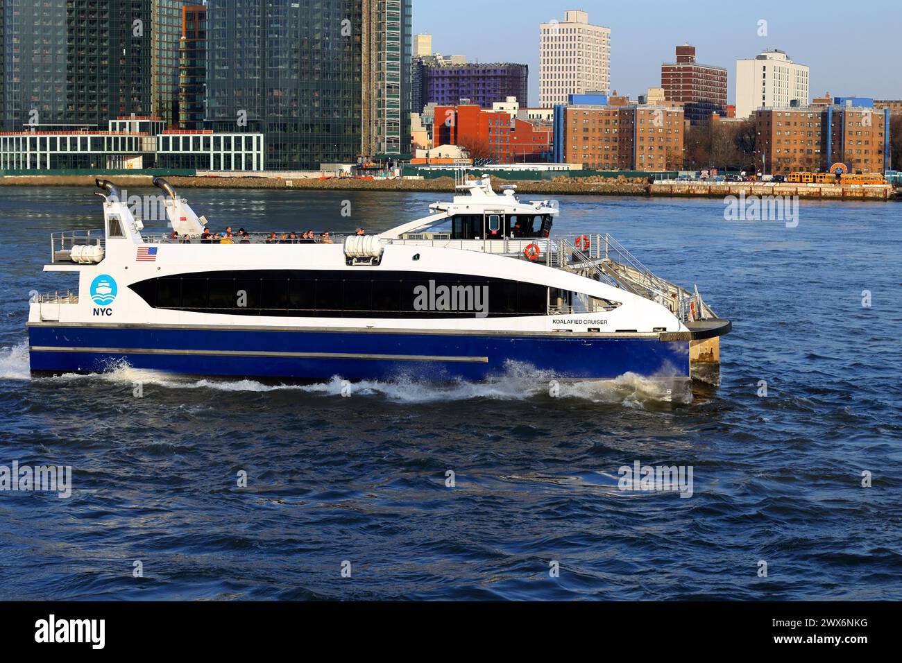 Traghetto di New York Koalafied Cruiser sull'East River, New York City. NYC Ferry è gestito da Hornblower Cruises con sovvenzioni dalla città. Foto Stock