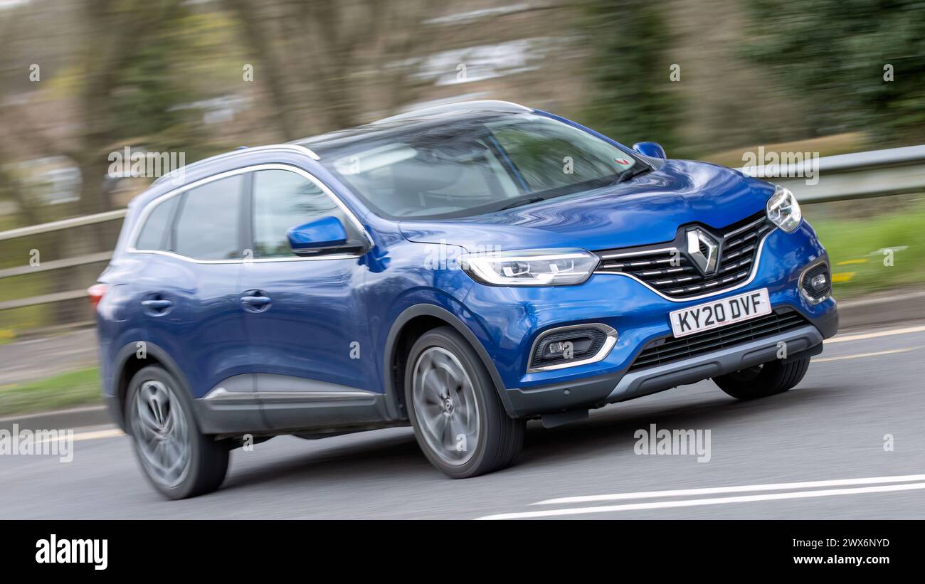 Milton Keynes, Regno Unito-26 marzo 2024: Motore diesel blu Renault Kadjar 2020 che guida su una strada britannica Foto Stock