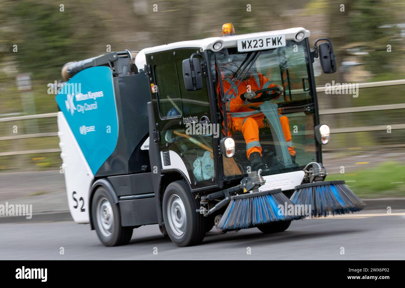 Milton Keynes, Regno Unito-26 marzo 2024: Spazzatrice stradale 2023 Boschung S2 su una strada britannica Foto Stock