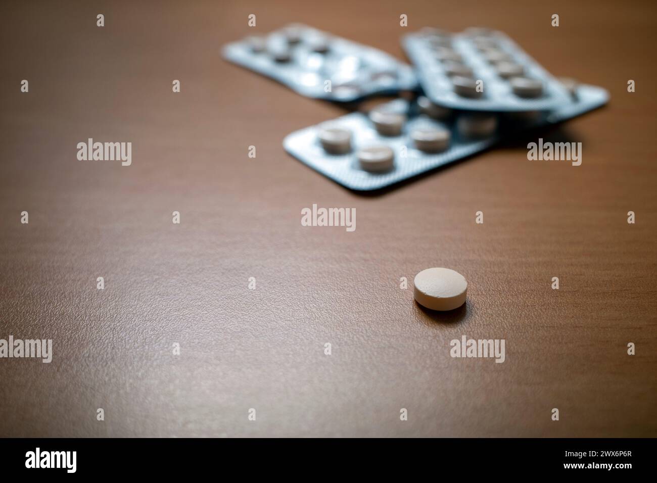 Crema compresse pillole farmaci su tavola di legno. Concetto di medicina. Foto Stock