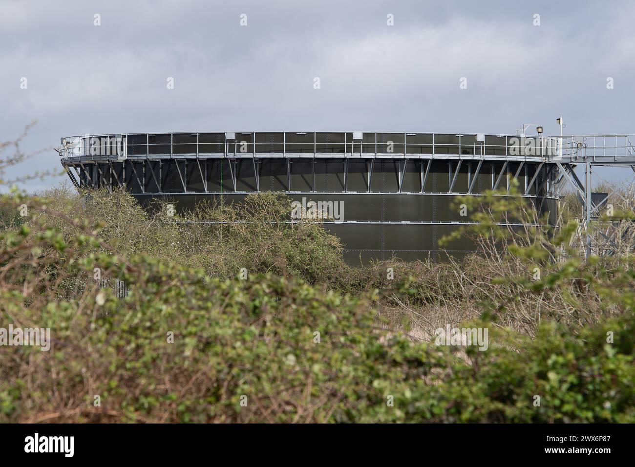 Slough, Berkshire, Regno Unito. 28 marzo 2024. Il trattamento delle acque reflue di Slough lavora a Slough, Berkshire. La possibilità che Thames Water venga nazionalizzata è aumentata notevolmente oggi, poiché gli azionisti della più grande compagnia idrica del Regno Unito si sono rifiutati di dare 500 milioni di sterline in finanziamenti di emergenza. Il CEO di Thames Water, Chris Weston, secondo quanto riferito, ha affermato che, se non si riesce a trovare un finanziamento entro la fine del 2024, vi era la prospettiva che la società entrasse in amministrazione speciale. Crediti: Maureen McLean/Alamy Live News Foto Stock