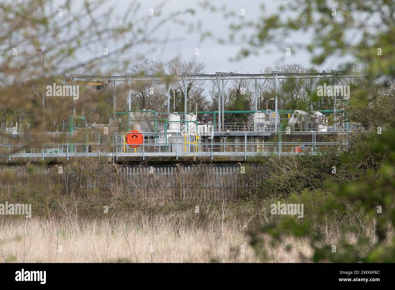 Slough, Berkshire, Regno Unito. 28 marzo 2024. Il trattamento delle acque reflue di Slough lavora a Slough, Berkshire. La possibilità che Thames Water venga nazionalizzata è aumentata notevolmente oggi, poiché gli azionisti della più grande compagnia idrica del Regno Unito si sono rifiutati di dare 500 milioni di sterline in finanziamenti di emergenza. Il CEO di Thames Water, Chris Weston, secondo quanto riferito, ha affermato che, se non si riesce a trovare un finanziamento entro la fine del 2024, vi era la prospettiva che la società entrasse in amministrazione speciale. Crediti: Maureen McLean/Alamy Live News Foto Stock