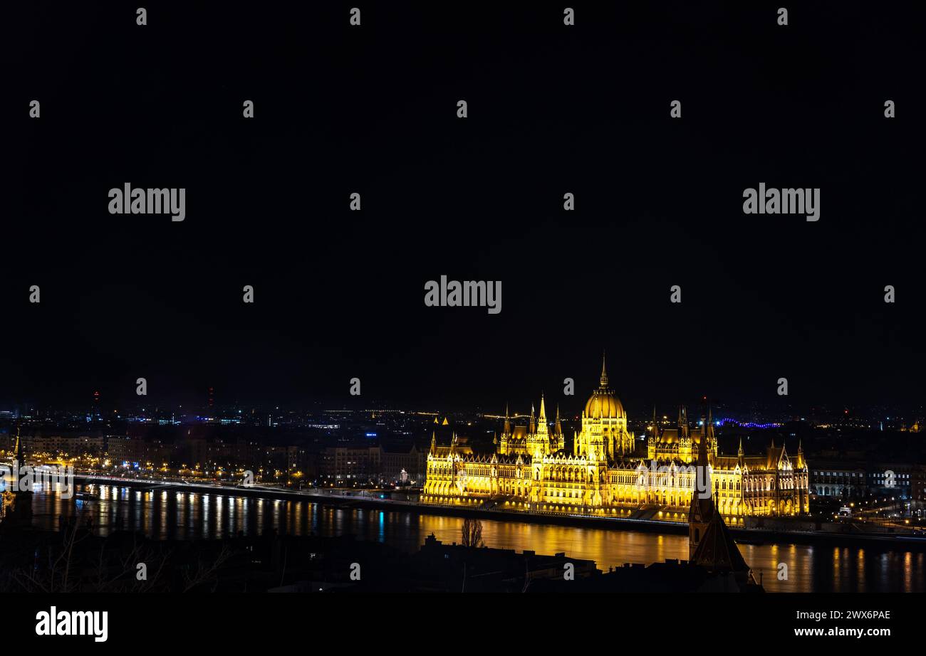 Vista dall'alto dell'edificio del Parlamento di Budapest di notte Foto Stock