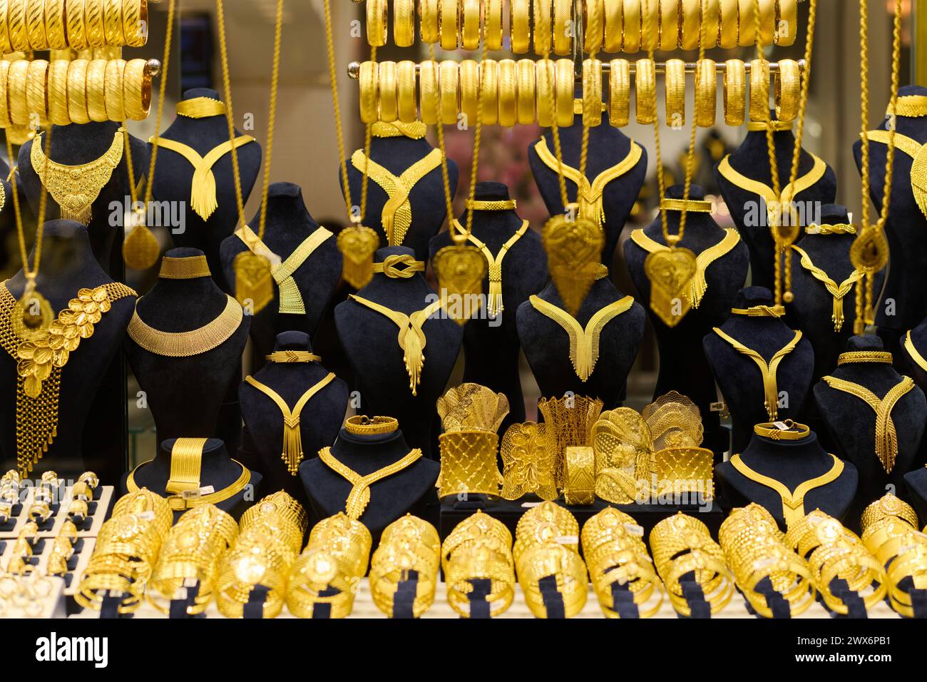 Tesori di Istanbul: Un'incredibile esposizione di gioielli d'oro fatti a mano Foto Stock