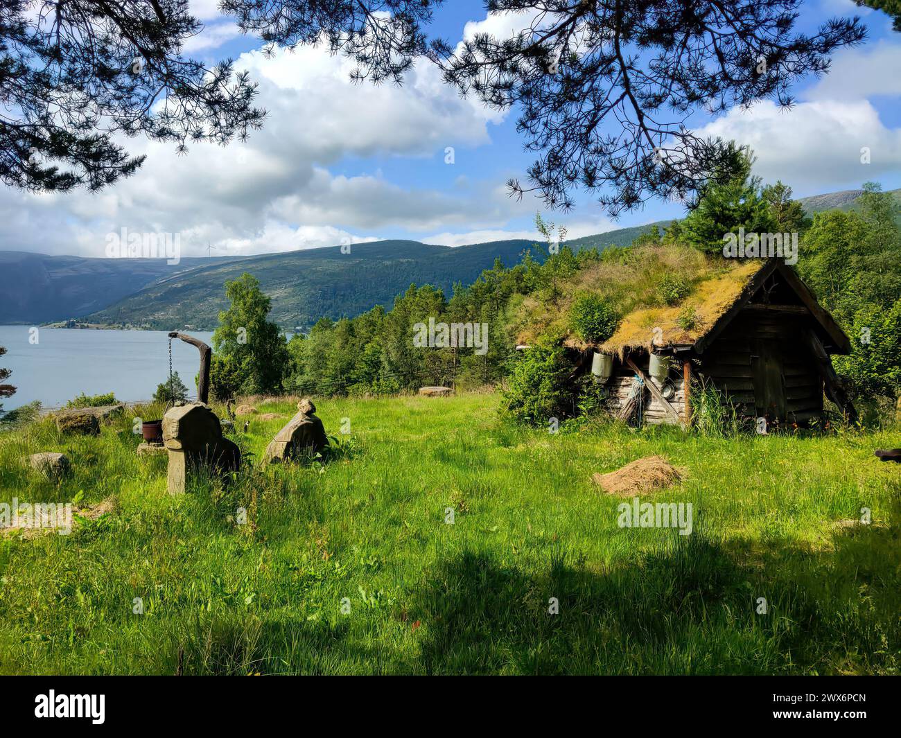 Vecchio rifugio tipico di montagna, ricoperto di muschio vicino al lago nelle montagne della Norvegia Foto Stock