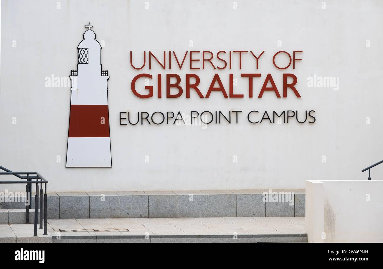 Insegna e logo per l'Università di Gibilterra - Europa Point Campus, sulla parete all'ingresso dell'università. Foto Stock Insegna e logo per l'Università di Gibilterra - Europa Point Campus, sulla parete all'ingresso dell'università. Foto Stock