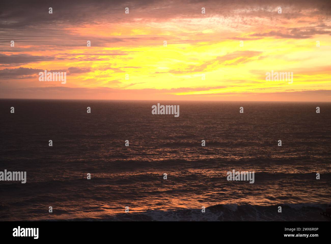 Un tramonto sul mare Atlantico a Madera Island, Portogallo Foto Stock