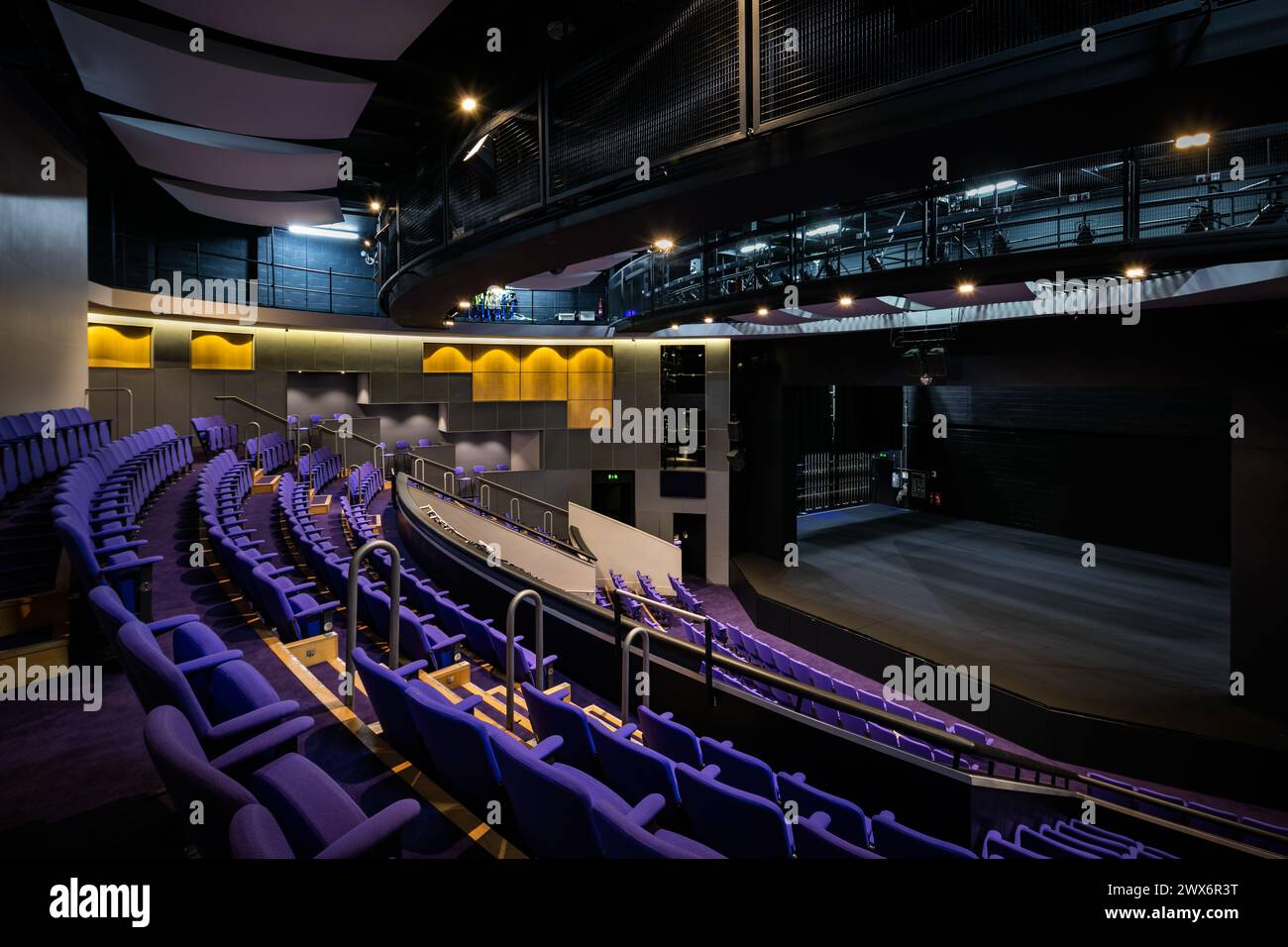 Vista del Brindley Theatre, Runcorn, Regno Unito dall'angolo posteriore verso il palco, compresi i posti a sedere e i gradini Foto Stock