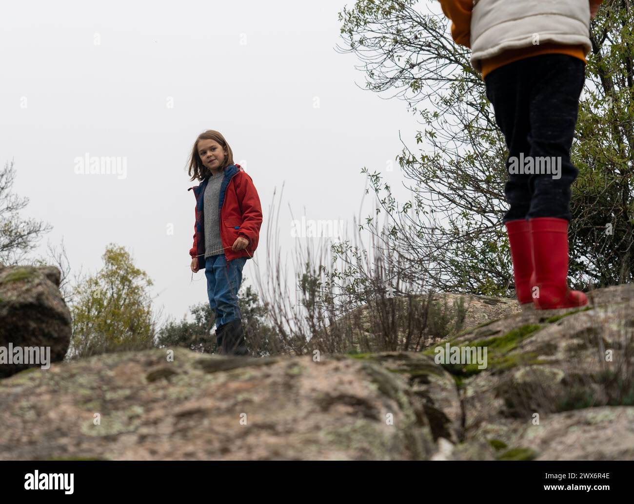 Bambini che giocano nella natura all'aperto Foto Stock
