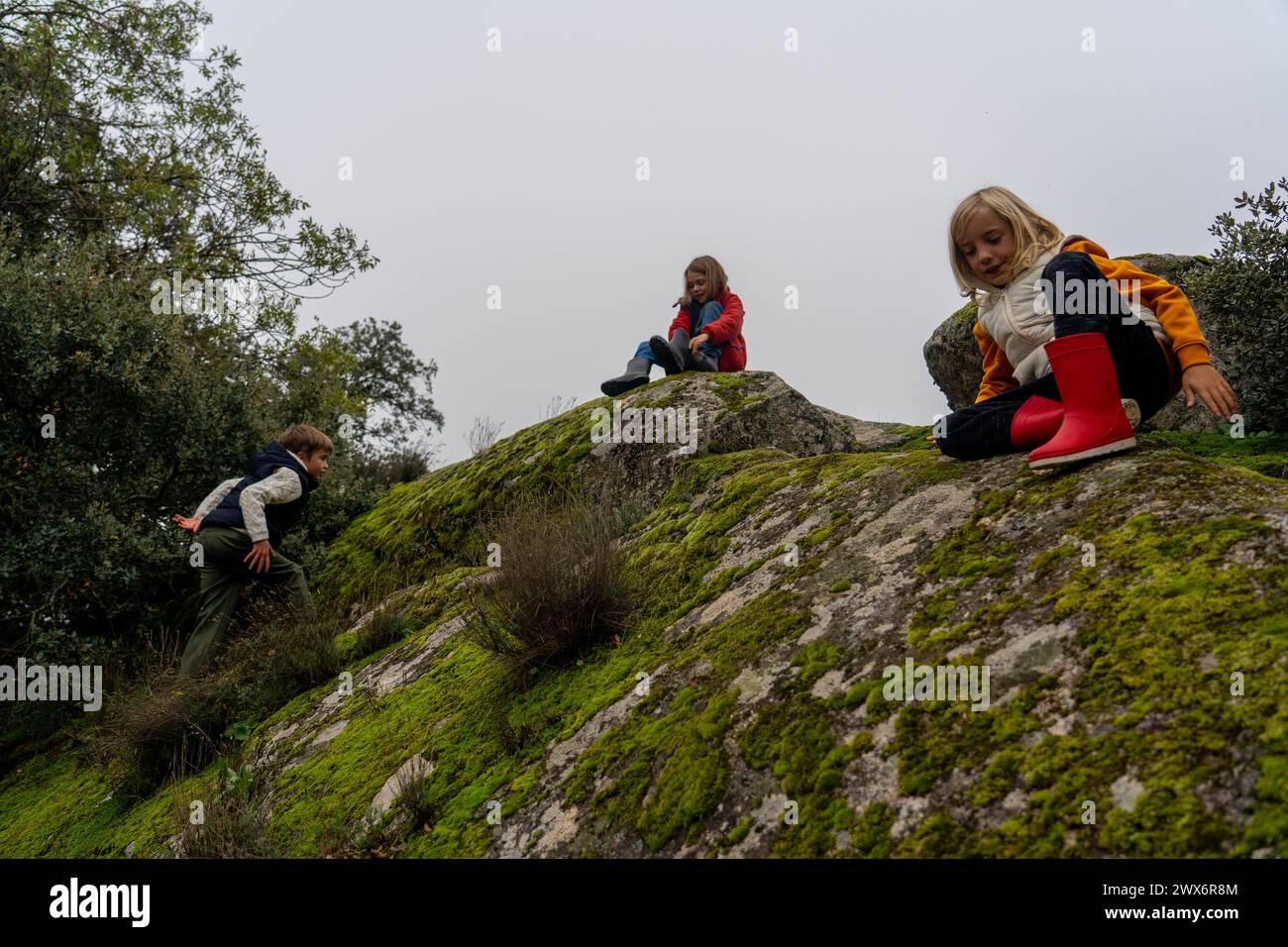 Bambini che giocano liberamente sul campo Foto Stock