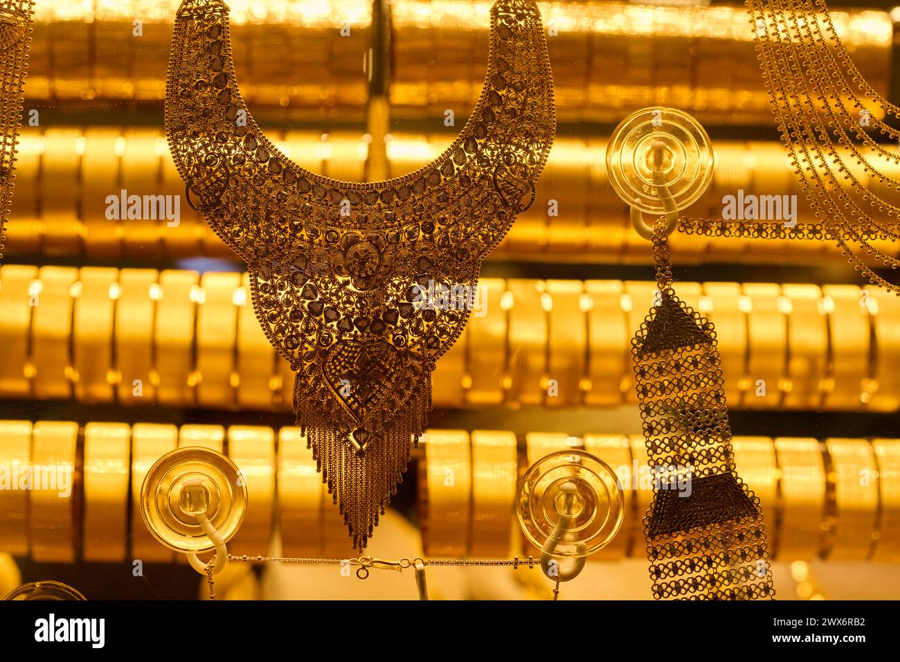 Tesori di Istanbul: Un'incredibile esposizione di gioielli d'oro fatti a mano Foto Stock