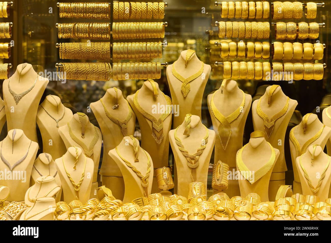 Tesori di Istanbul: Un'incredibile esposizione di gioielli d'oro fatti a mano Foto Stock