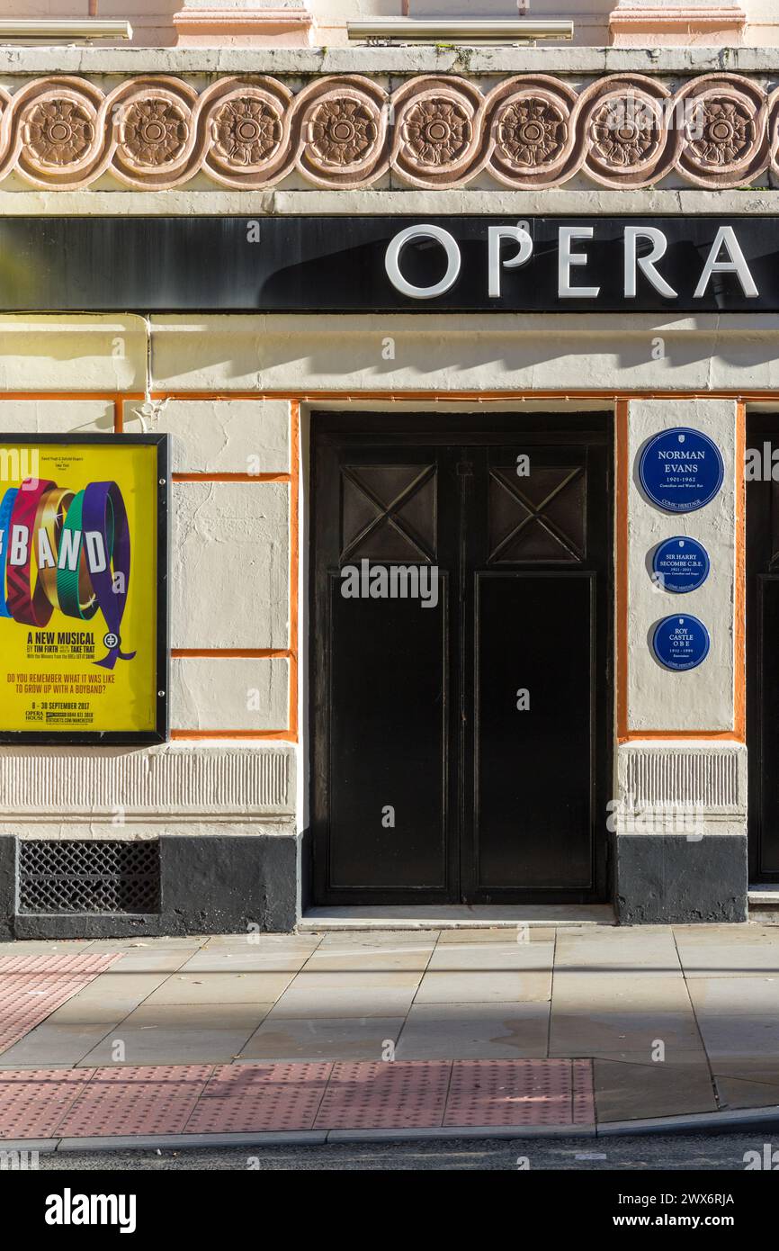 La porta laterale e l'insegna del Manchester Opera House, Regno Unito Foto Stock