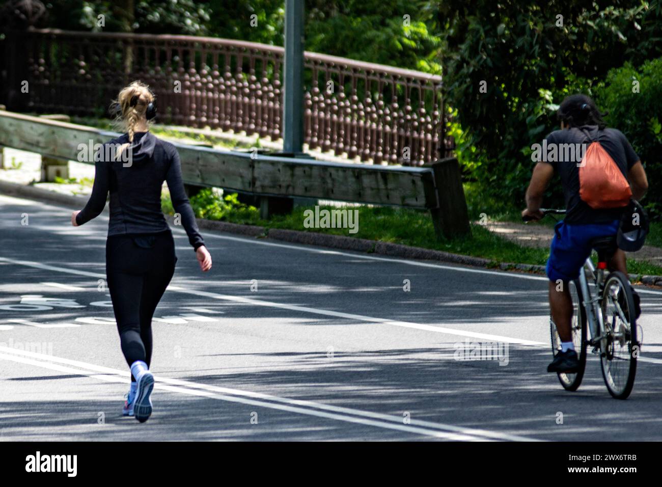 Donne che corrono e uomini in bicicletta si allenano mentre si godono uno stile di vita unico nel famoso parco centrale di New york (USA). Foto Stock