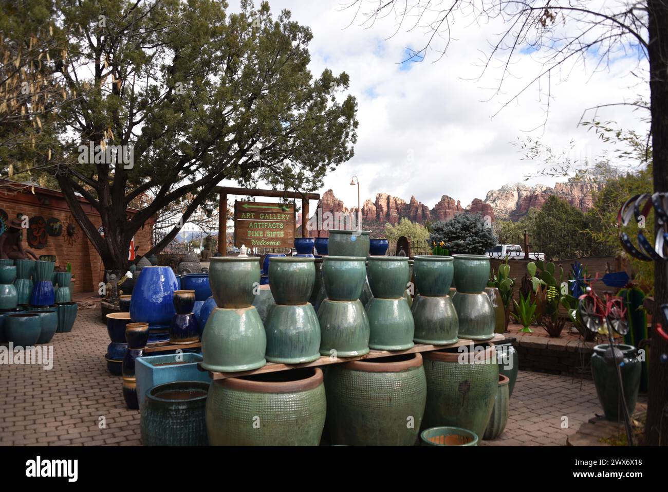 Sedona, Arizona USA 2/3/2024. Son Silver West Galleries. Bellissimi cartelli vintage, Kodak, Bob's Big Boy, filatori a vento, ornamenti messicani per prati, peperoncino Foto Stock