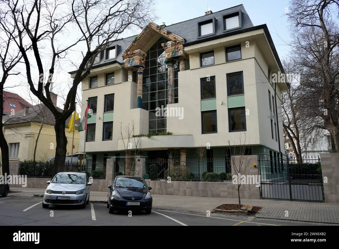 Edificio contemporaneo al Benczúr u. Foto Stock