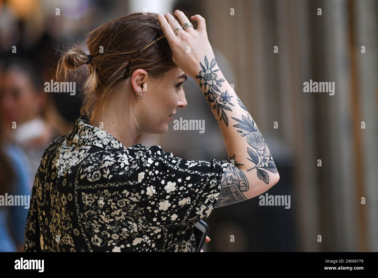 Giovane ragazza tatuata in via Ugo Bassi, Bologna, Italia. Foto Stock