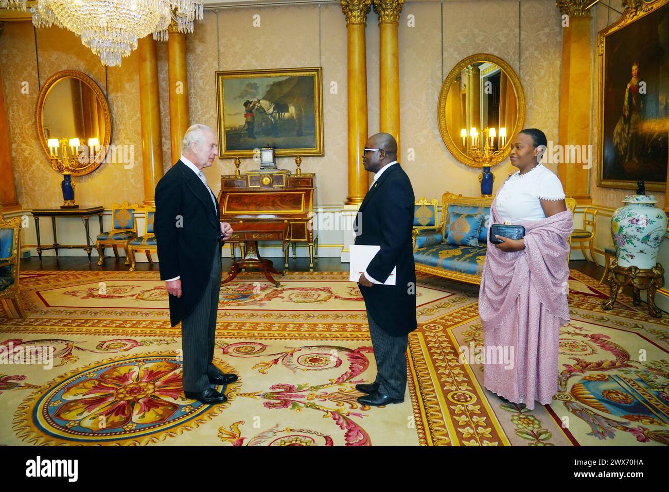 L'ambasciatore del Burundi, Epimeni Bapfinda presenta le sue credenziali a re Carlo III (a sinistra) durante un'udienza privata a Buckingham Palace, Londra. Data foto: Giovedì 28 marzo 2024. Foto Stock