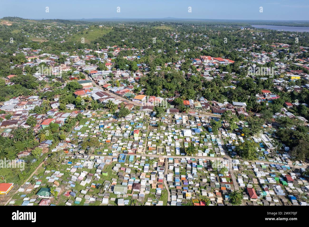 Vista aerea del Cimitero nella città costiera caraibica con droni sulla luce solare Foto Stock