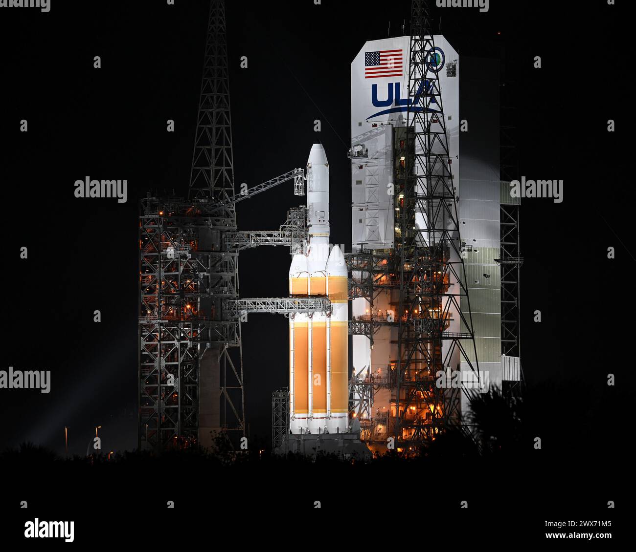 Segnando la fine di una storia storica di 60 anni di razzi Delta, la torre di servizio mobile del complesso 37 torna indietro per prepararsi al lancio finale di un razzo Delta IV Heavy alla Cape Canaveral Space Force Station Florida giovedì 28 marzo 2024. United Launch Alliance aumenterà un carico utile clandestino, NROL-70, per il National Reconnaissance Office. Foto di Joe Marino/UPI credito: UPI/Alamy Live News Foto Stock