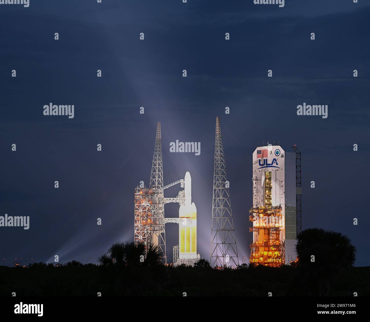 Segnando la fine di una storia storica di 60 anni di razzi Delta, la torre di servizio mobile del complesso 37 torna indietro all'alba per prepararsi al lancio finale di un razzo Delta IV Heavy alla Cape Canaveral Space Force Station Florida giovedì 28 marzo 2024. United Launch Alliance aumenterà un carico utile clandestino, NROL-70, per il National Reconnaissance Office. Foto di Joe Marino/UPI credito: UPI/Alamy Live News Foto Stock