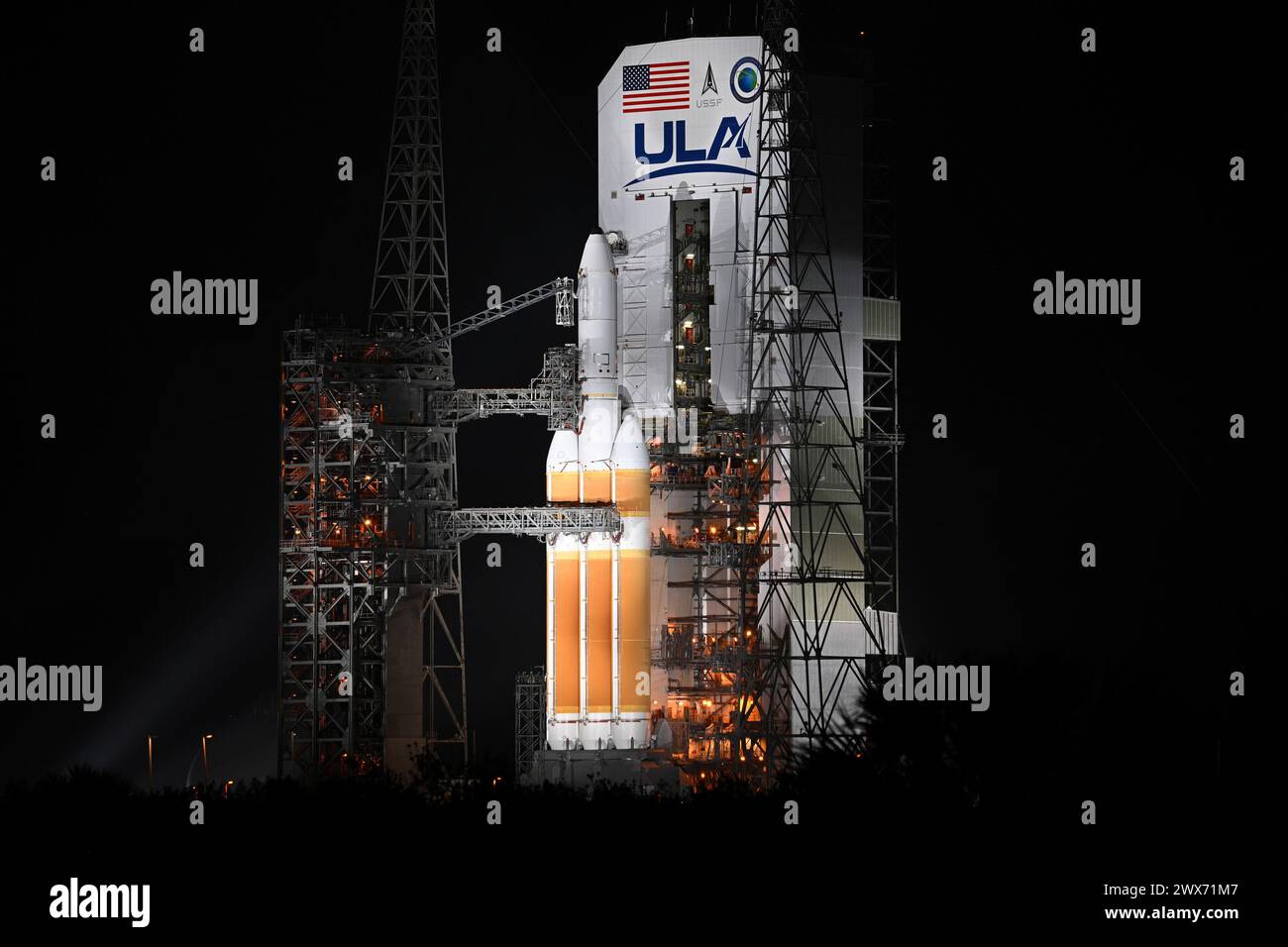 Segnando la fine di una storia storica di 60 anni di razzi Delta, la torre di servizio mobile del complesso 37 torna indietro per prepararsi al lancio finale di un razzo Delta IV Heavy alla Cape Canaveral Space Force Station Florida giovedì 28 marzo 2024. United Launch Alliance aumenterà un carico utile clandestino, NROL-70, per il National Reconnaissance Office. Foto di Joe Marino/UPI credito: UPI/Alamy Live News Foto Stock