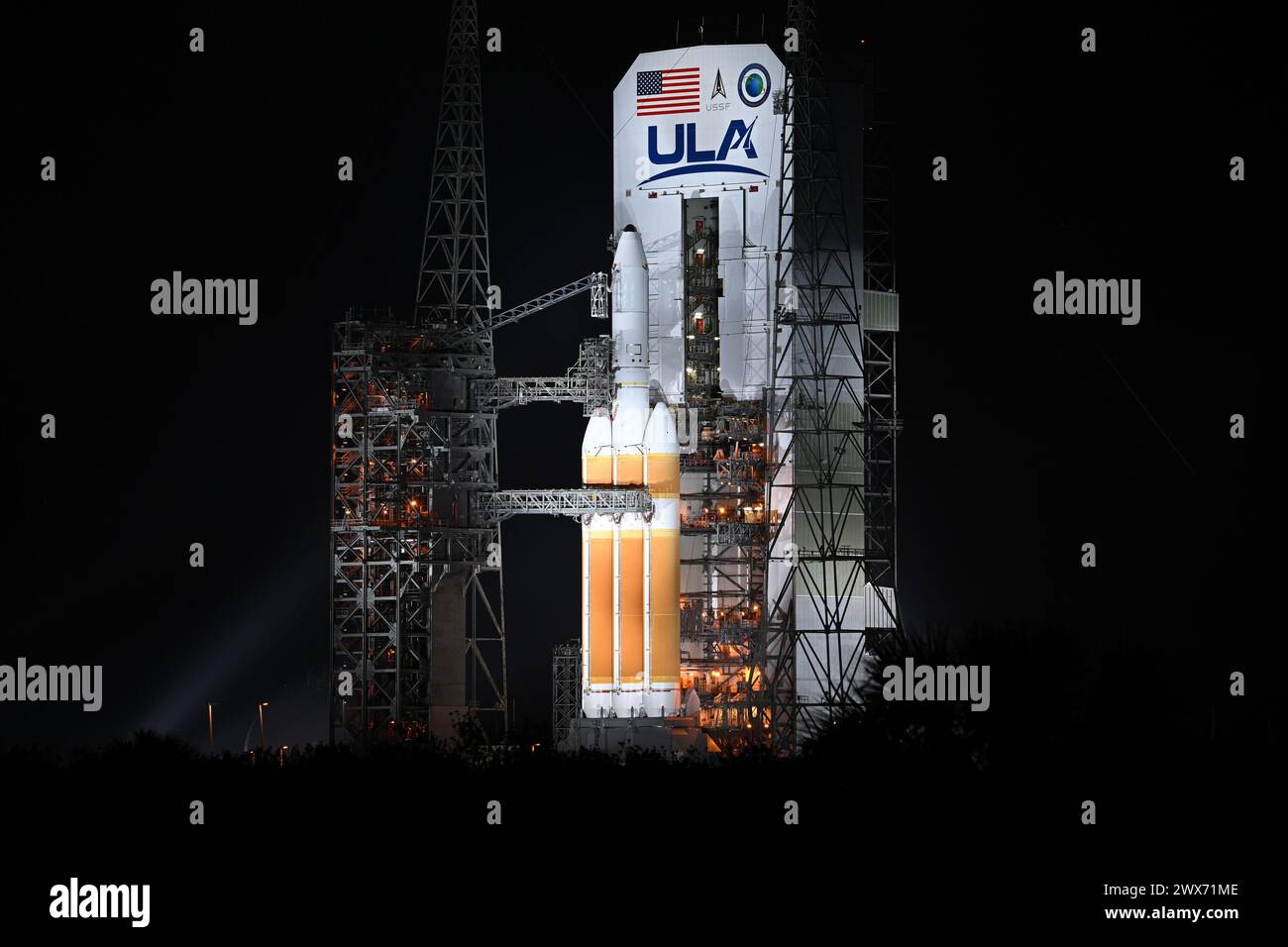 Segnando la fine di una storia storica di 60 anni di razzi Delta, la torre di servizio mobile del complesso 37 torna indietro per prepararsi al lancio finale di un razzo Delta IV Heavy alla Cape Canaveral Space Force Station Florida giovedì 28 marzo 2024. United Launch Alliance aumenterà un carico utile clandestino, NROL-70, per il National Reconnaissance Office. Foto di Joe Marino/UPI credito: UPI/Alamy Live News Foto Stock