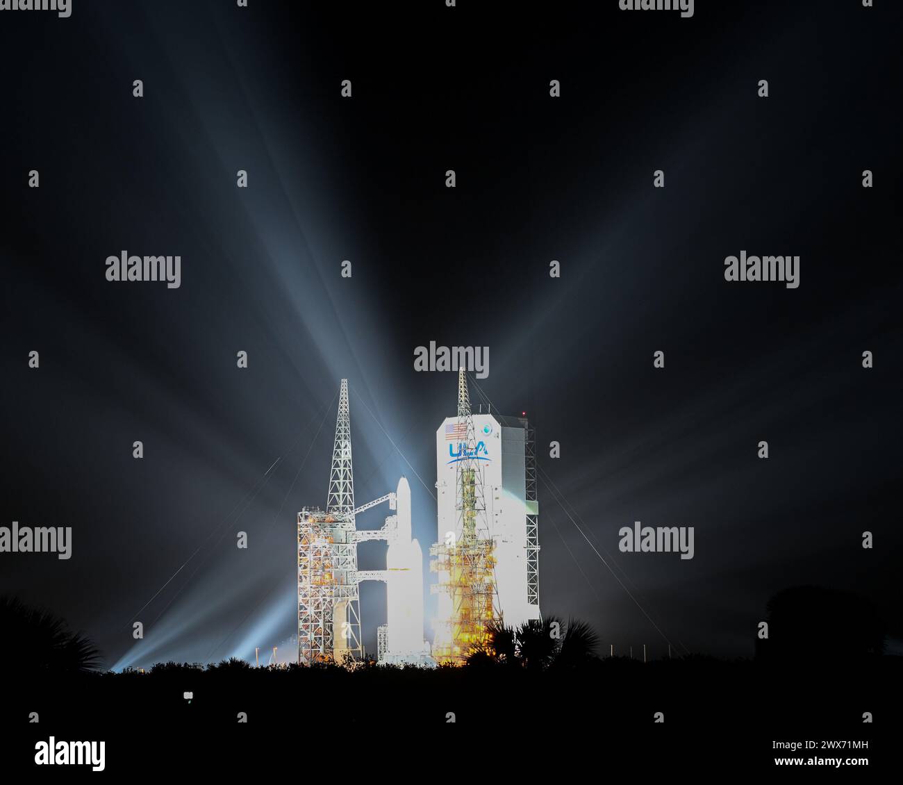 Immersa nei riflettori e che segna la fine di una storia storica di 60 anni di razzi Delta, la torre di servizio mobile del complesso 37 torna indietro per prepararsi al lancio finale di un razzo Delta IV Heavy alla Cape Canaveral Space Force Station Florida giovedì 28 marzo 2024. United Launch Alliance aumenterà un carico utile clandestino, NROL-70, per il National Reconnaissance Office. Foto di Joe Marino/UPI credito: UPI/Alamy Live News Foto Stock