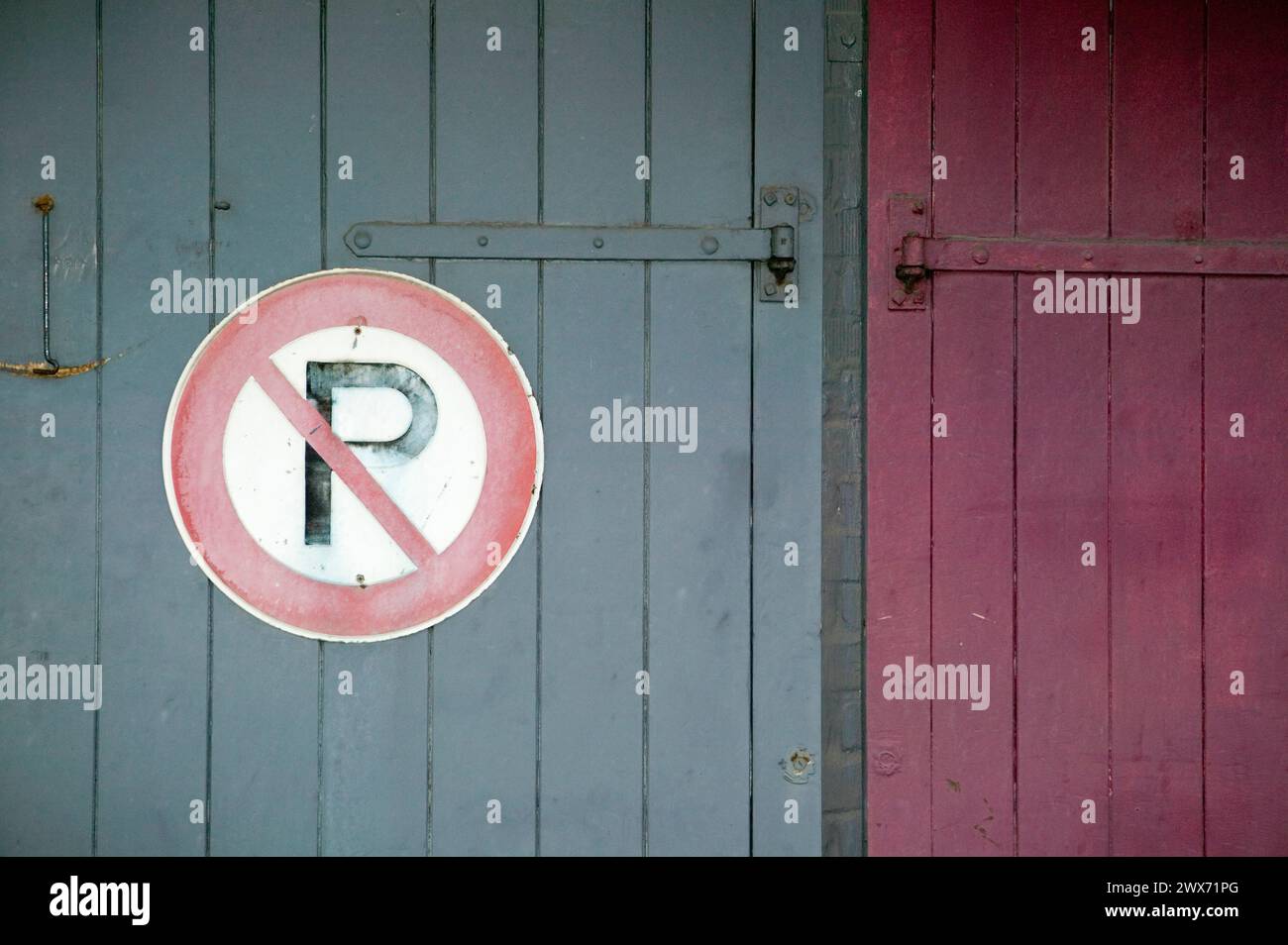 Non c'è parcheggio davanti al garage Foto Stock