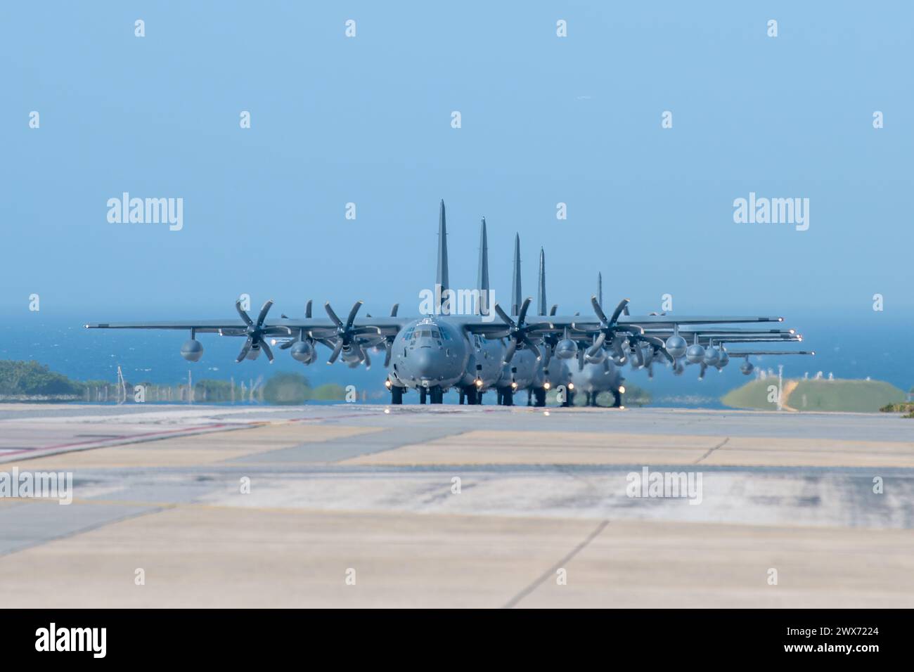 Cinque MC-130J Commando IIS assegnati al 1st Special Operations Squadron taxi prima dell'evento di addestramento Flight of the Flock presso la base aerea di Kadena, in Giappone Foto Stock