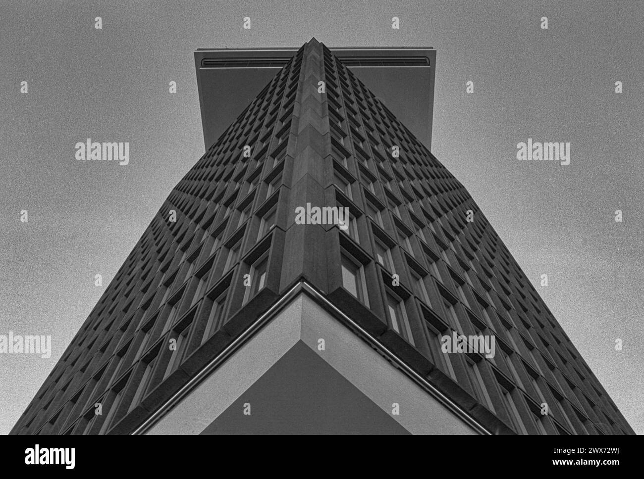 Ex quartier generale della Royal Dutch Shell Oil Company l'ex quartier generale della Royal Dutch Shell Oil Company / Shell Overhoeks Tower costruito nel 1971 e progettato dall'architetto Arthur Staal. Amsterdam, Paesi Bassi. Amsterdam Overhoekseplein Noord-Holland Nederland Copyright: XGuidoxKoppesxPhotox Foto Stock