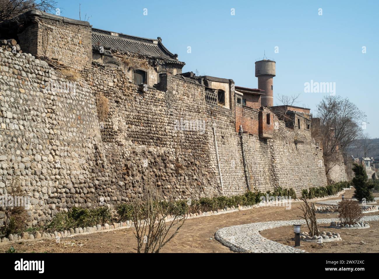 Le mura della città vecchia di Jingxing, situate nella contea di Jingxing, nella provincia di Hebei, in Cina, sono caratterizzate da un ampio uso di ciottoli per la costruzione. Foto Stock