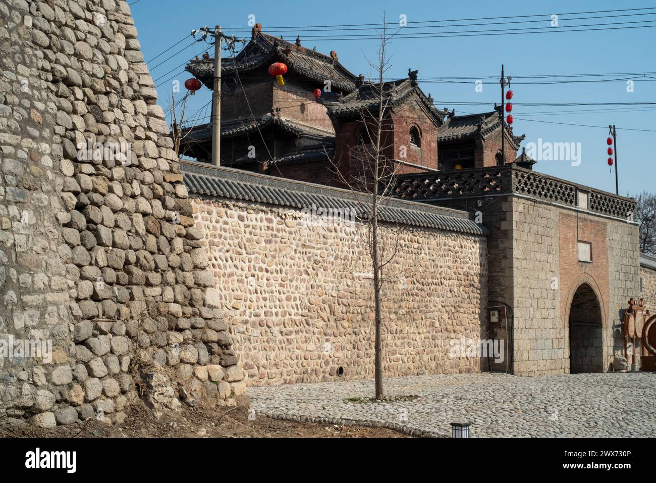 Le mura della città vecchia di Jingxing, situate nella contea di Jingxing, nella provincia di Hebei, in Cina, sono caratterizzate da un ampio uso di ciottoli per la costruzione. Foto Stock