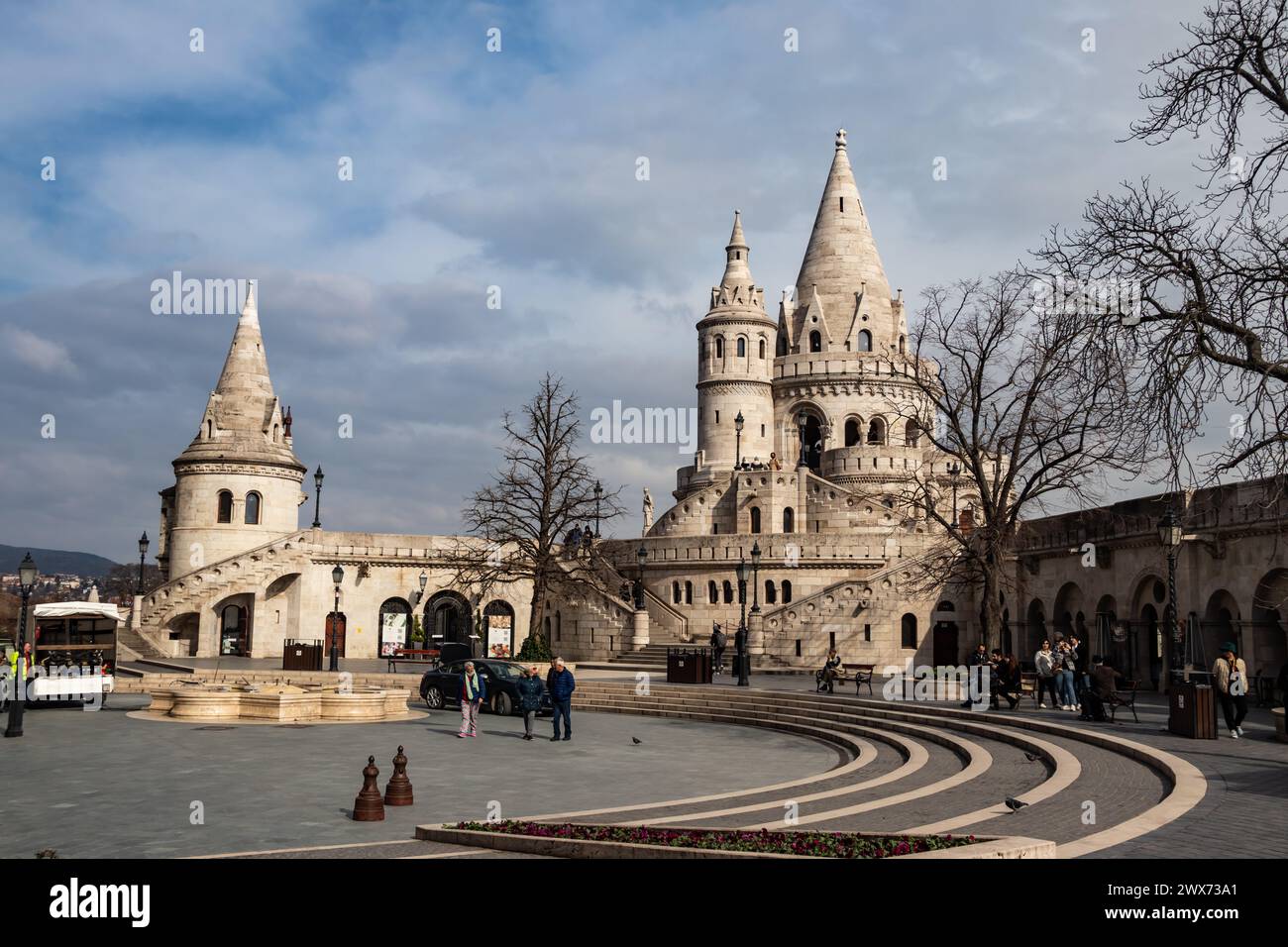 Bastione dei pescatori a Budapest (ungherese: Halszbstya), struttura con sette torri che rappresentano le tribù magiare, una gemma neoromanica Foto Stock